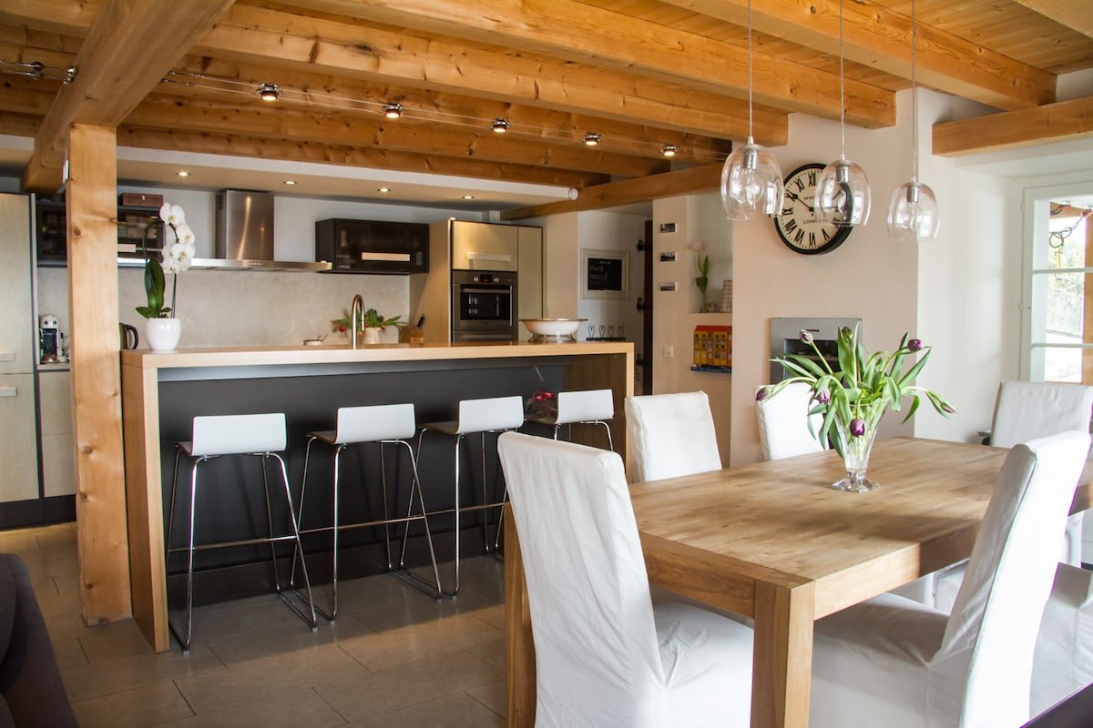 Luxury 4-bed house with stunning views! gallery image 5