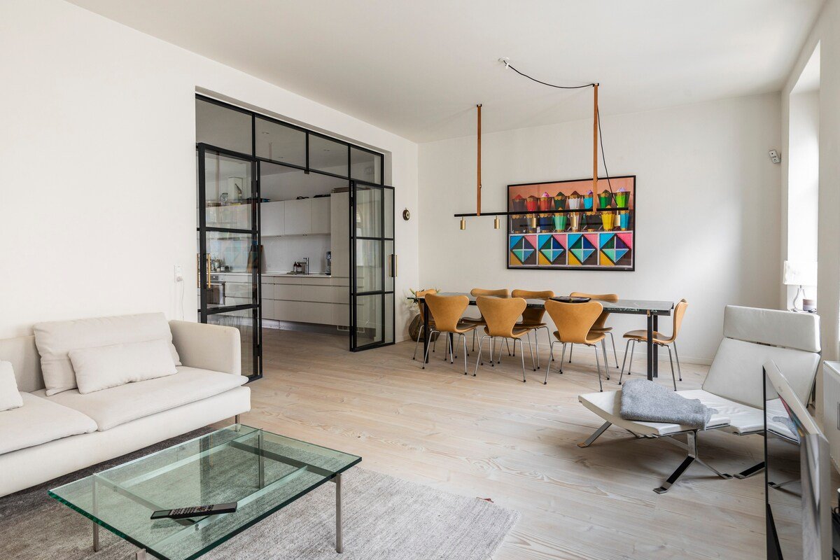 Bright, modern and central home gallery image 2