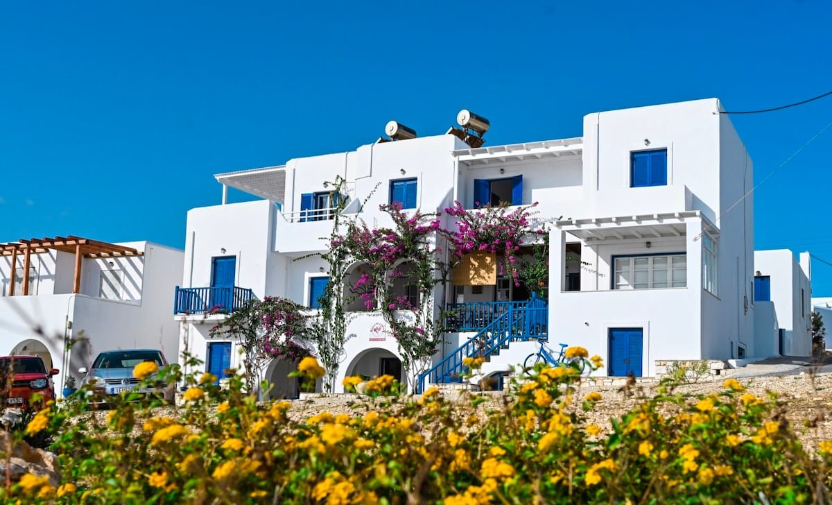 Beachfront Naoussa Bocamviglies – Up to 21 guests gallery image 4