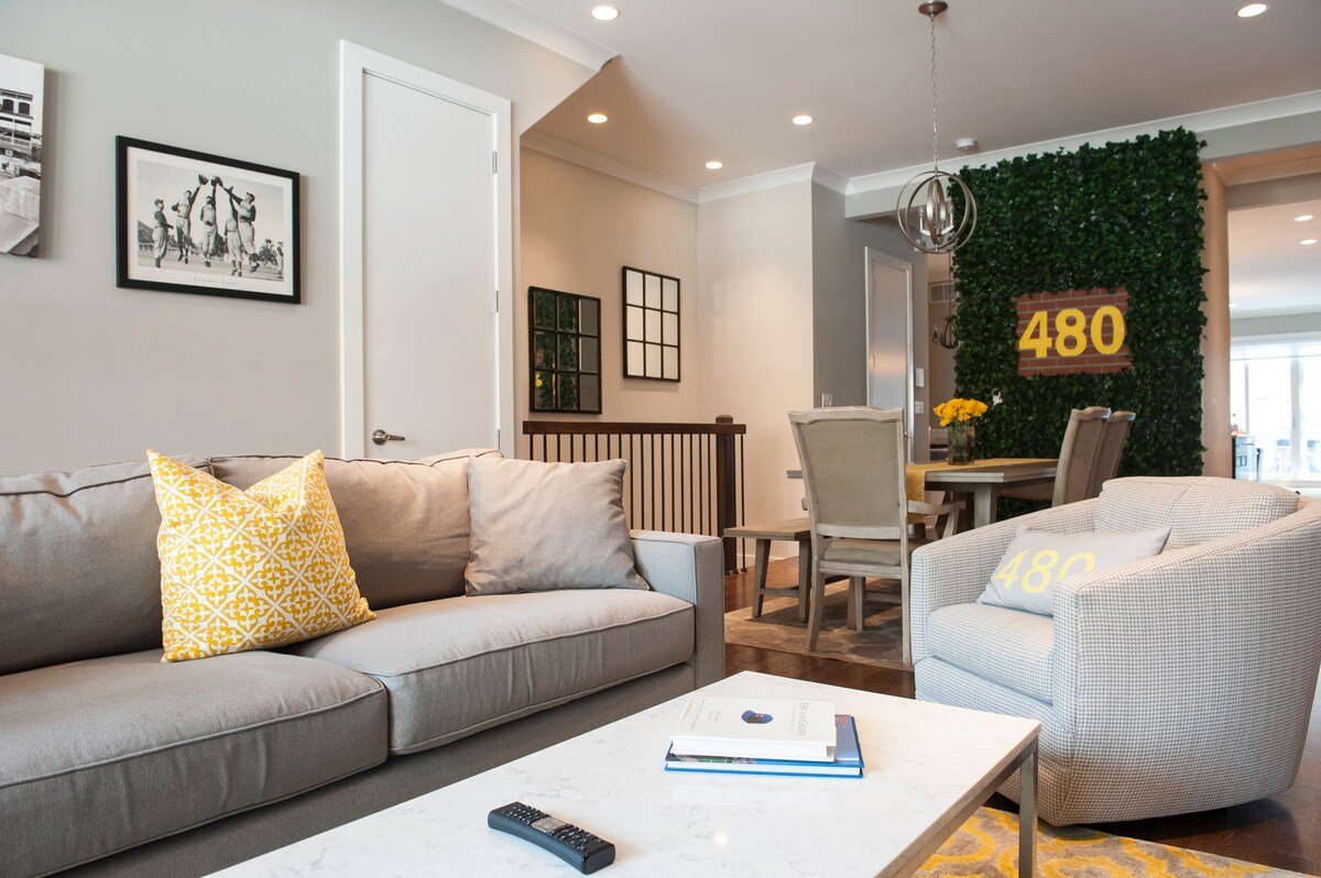 Luxury 4 bedroom steps from Wrigley gallery image 2