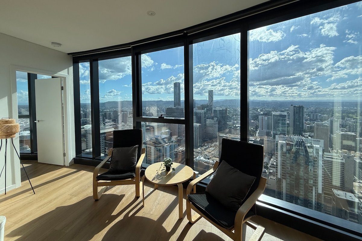 Amazing Level 60 Skytower City view Free Parking gallery image 3