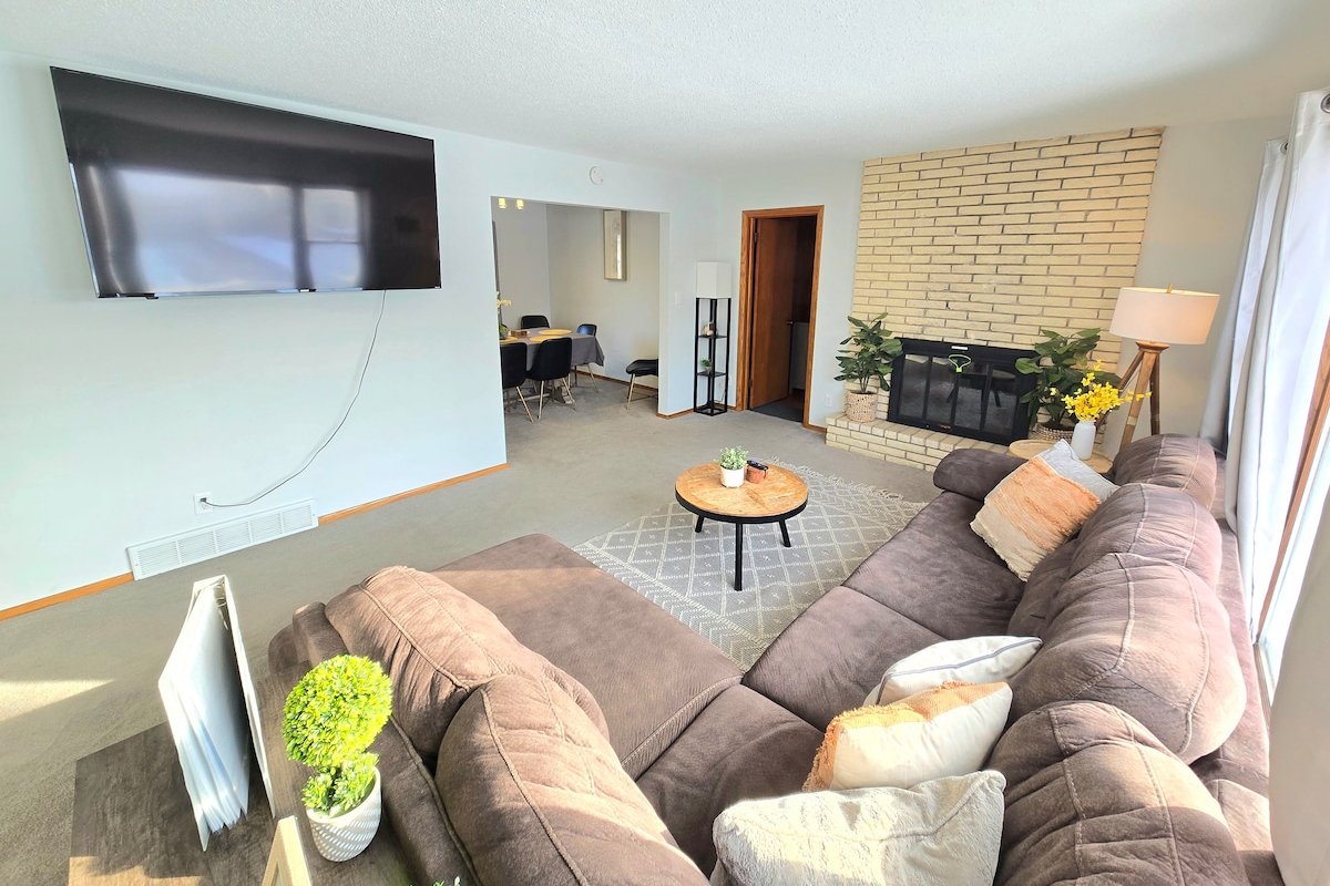 NEW Sauna | Games | Airport | Fun | Spacious gallery image 3