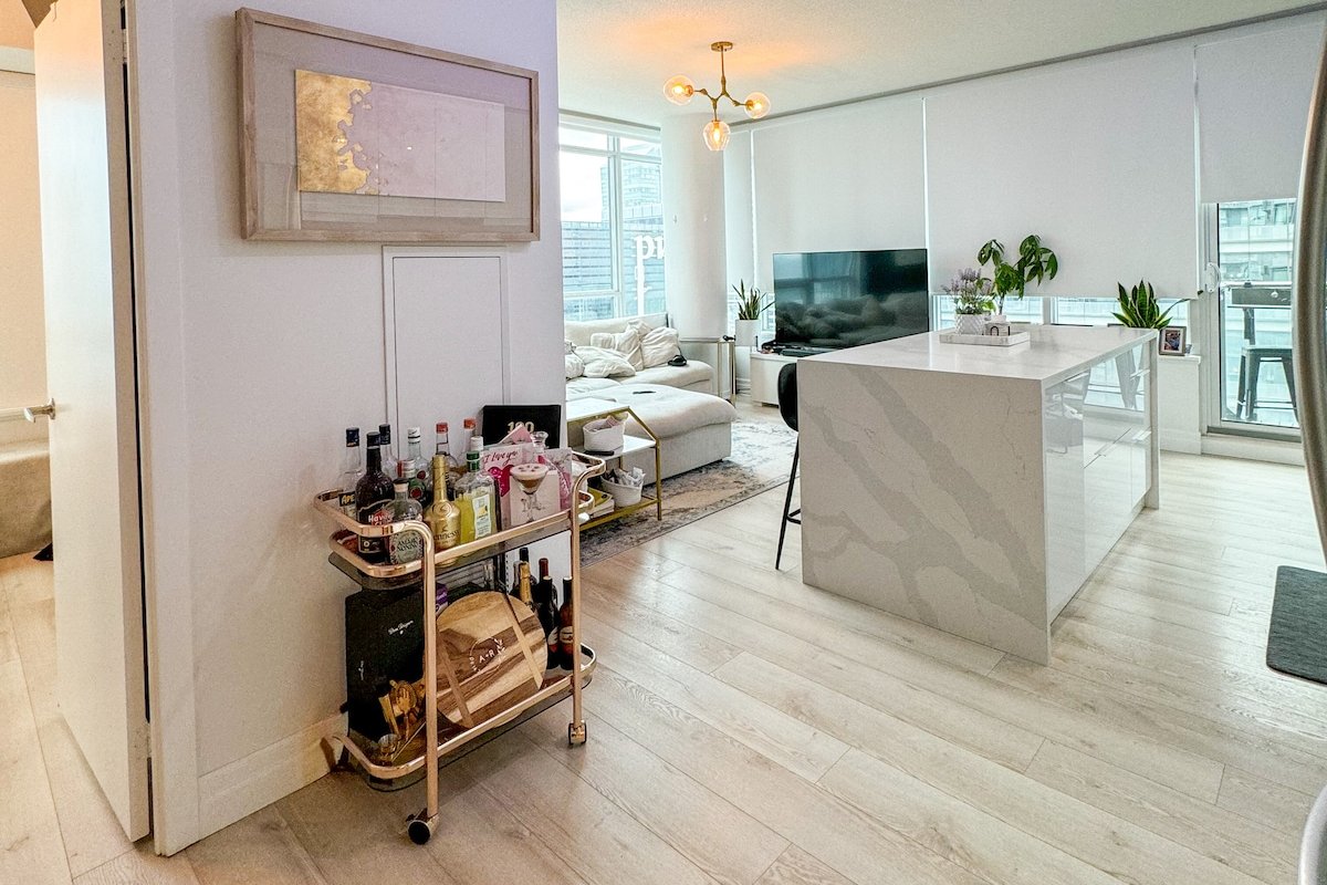 Luxury Corner Unit | Prime Location | Free Parking gallery image 2