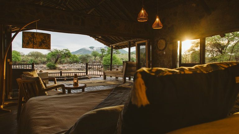 Ruaha River Lodge Classic Stone Thatch Banda