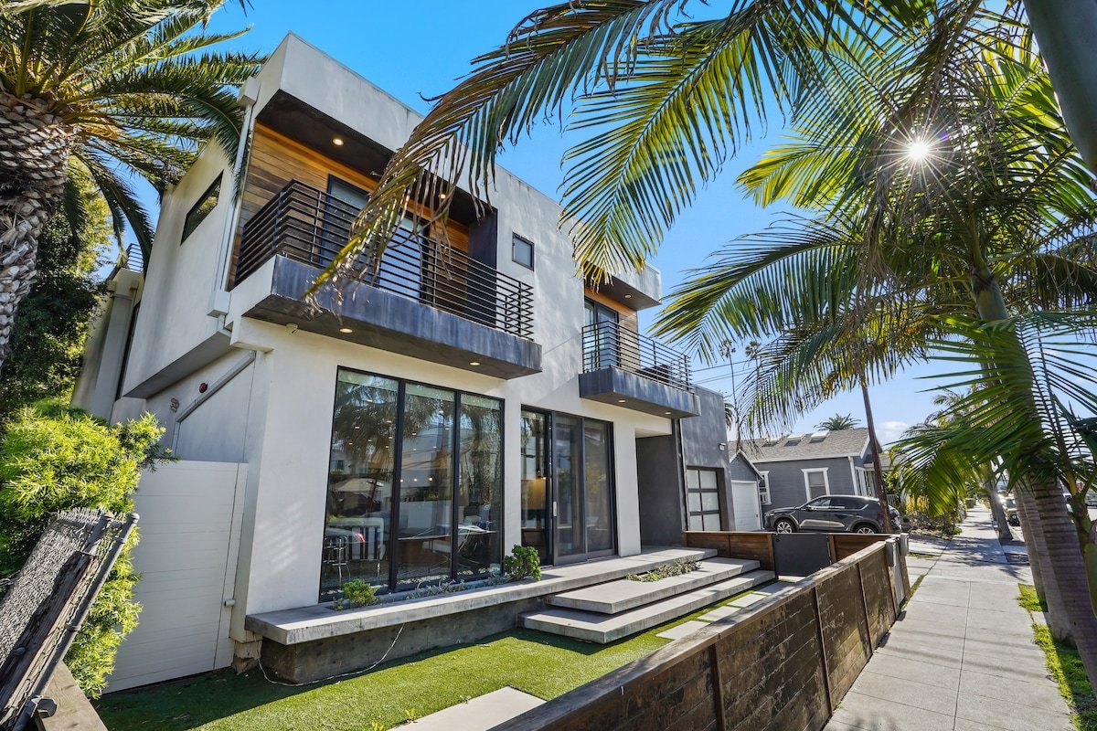 Luxurious Venice Pad with Amazing Rooftop Deck!! gallery image 3