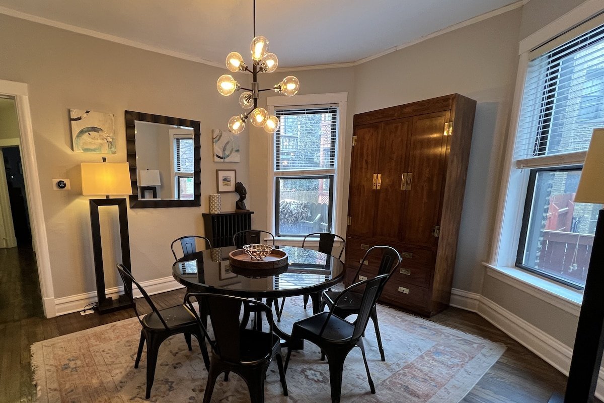 Beautiful Home, Great for Groups, by Wrigley+CTA ! gallery image 4