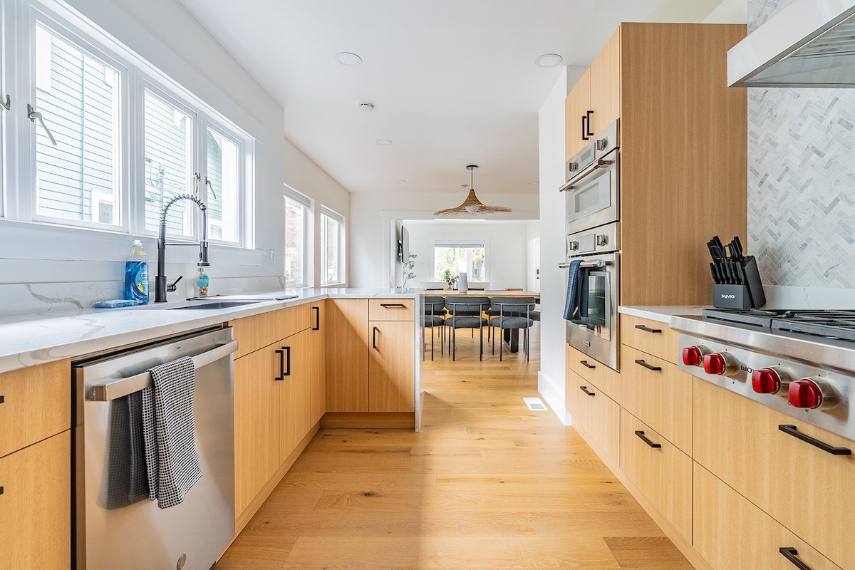 Stylish 7BR Retreat in Queen Anne | Sleeps 14 gallery image 4