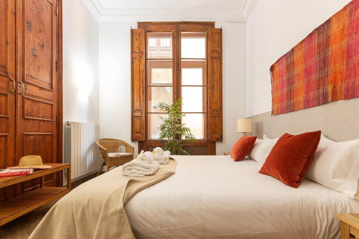 GREAT SPACIOUS APARTMENT IN THE GOTHIC QUARTER gallery image 2