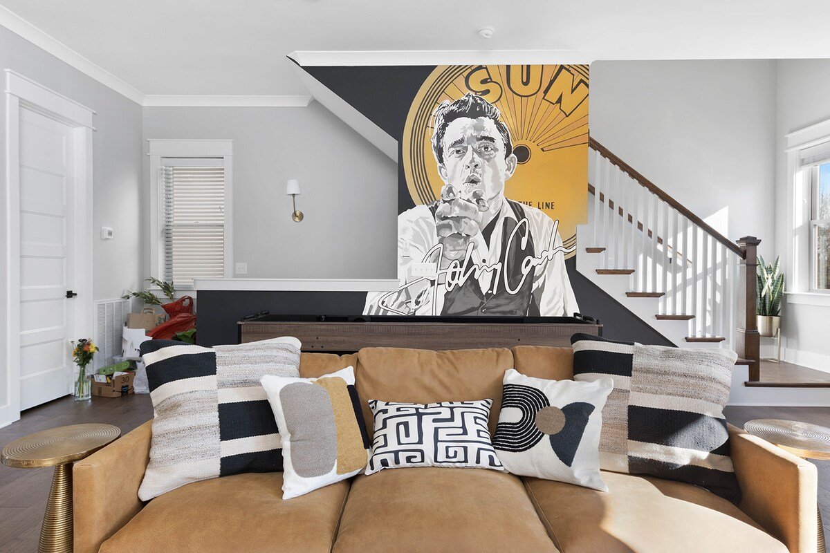 Downtown Nash~2 Homes~Cash&Dolly themed~Sleeps 20+ gallery image 3