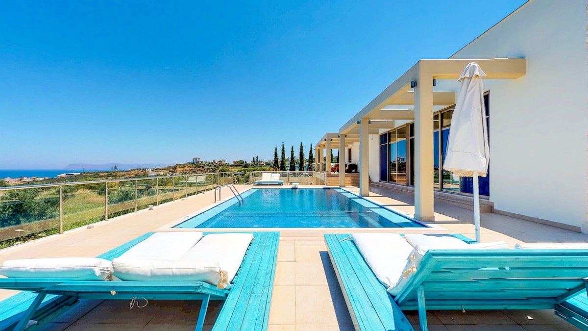 Walk to Beach (850m) / Heated Pool / Sleeps 14 gallery image 3