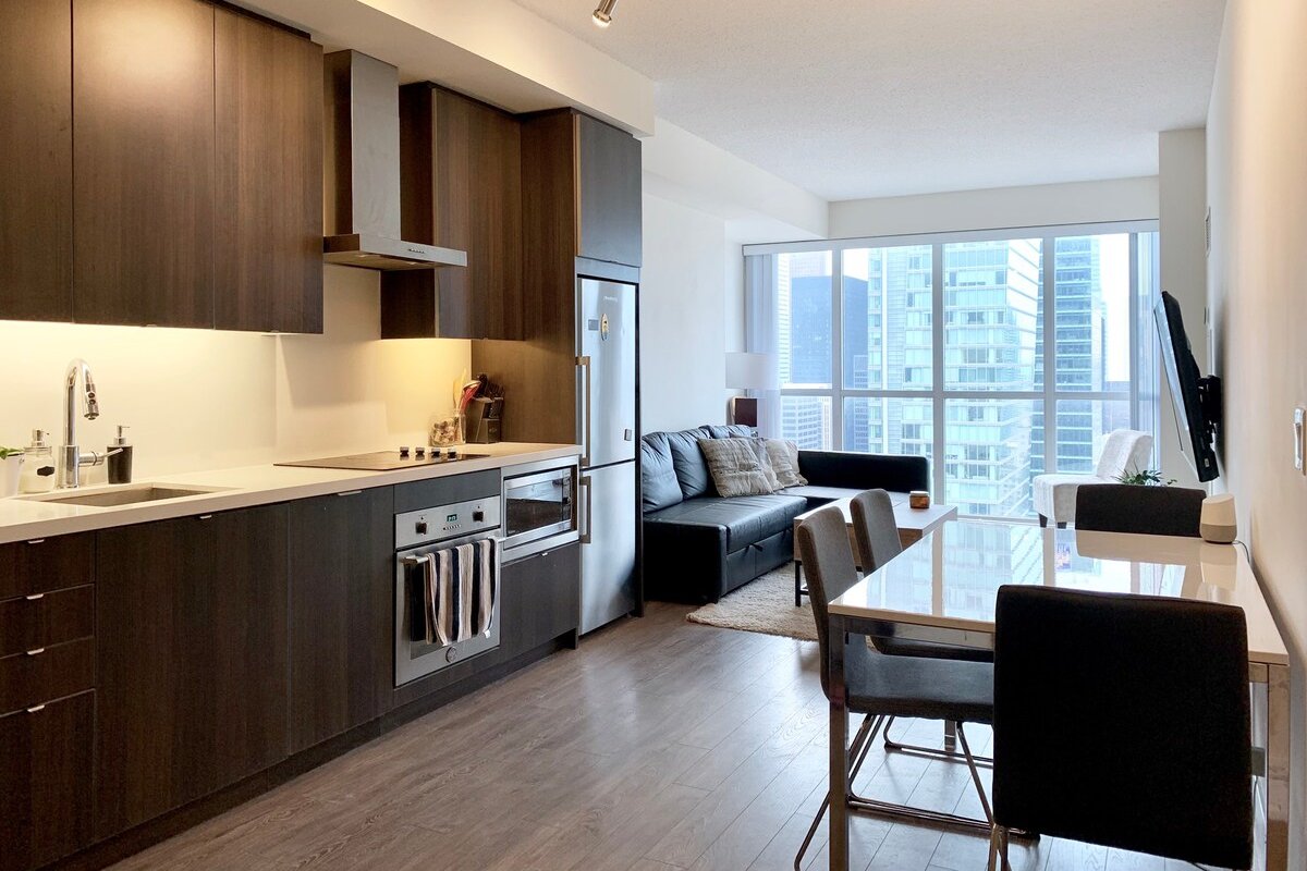Luxury 1+Den condo steps away from CN Tower & Lake gallery image 3