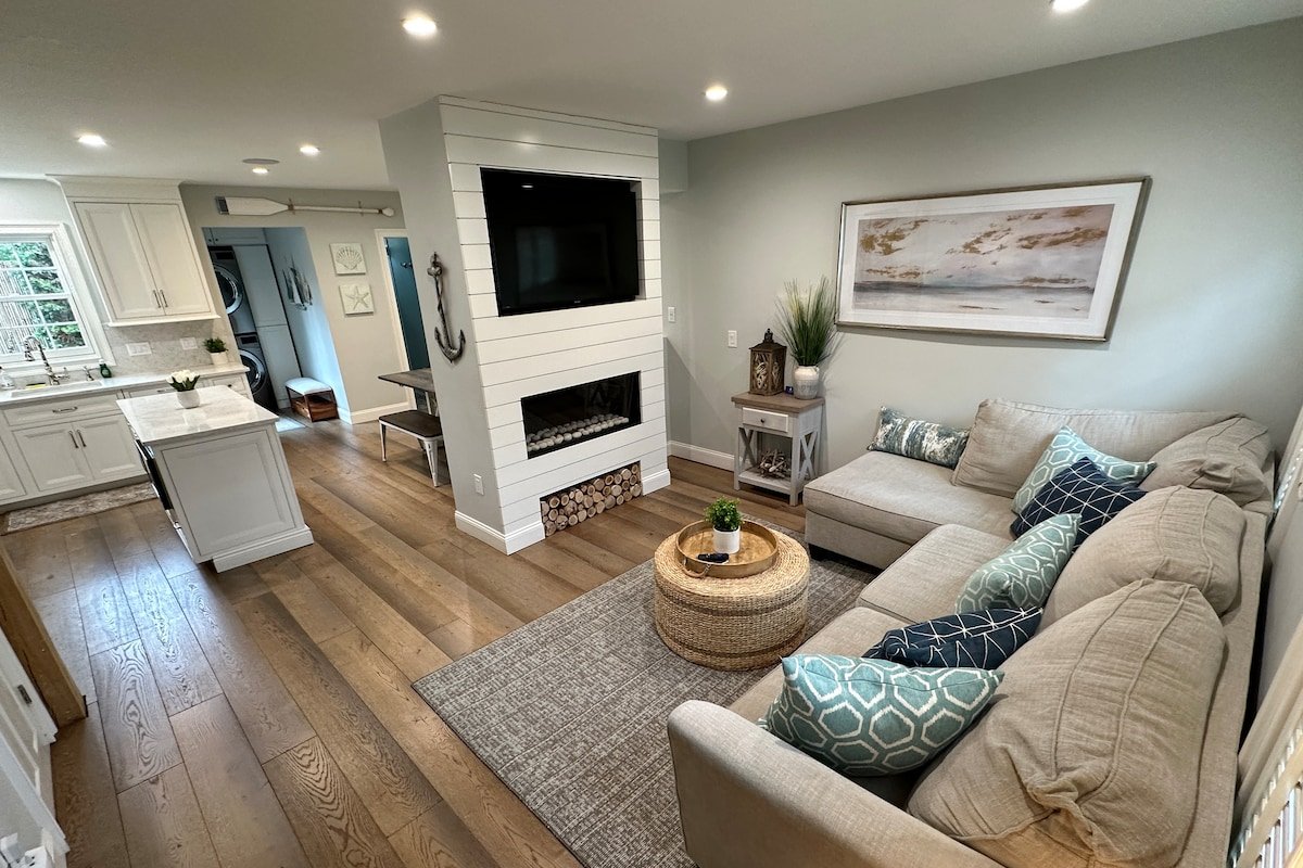 Beautifully Renovated 2 Bed 2 Bath Private Home gallery image 2