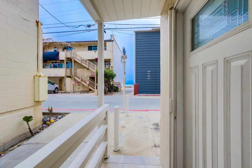 Mission Beach home for 10 steps to the beach