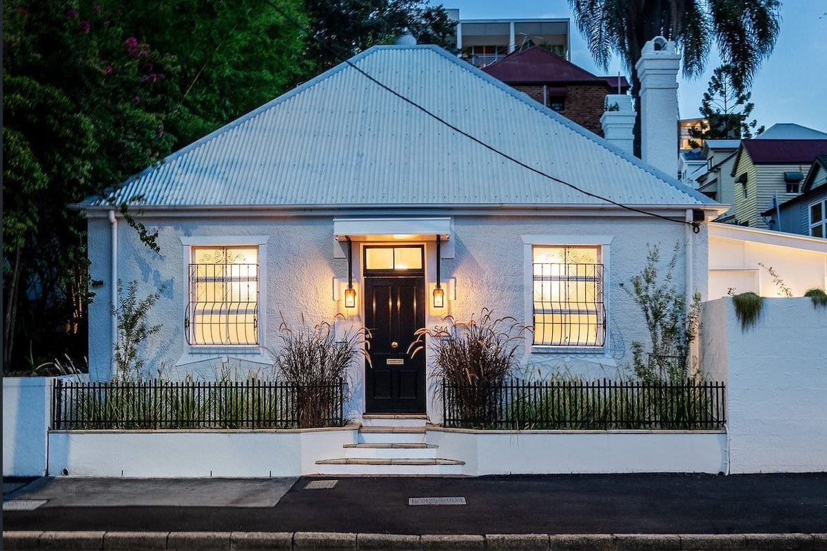 Luxury Historic Landmark ‘Holdgate’s Cottage’ gallery image 3