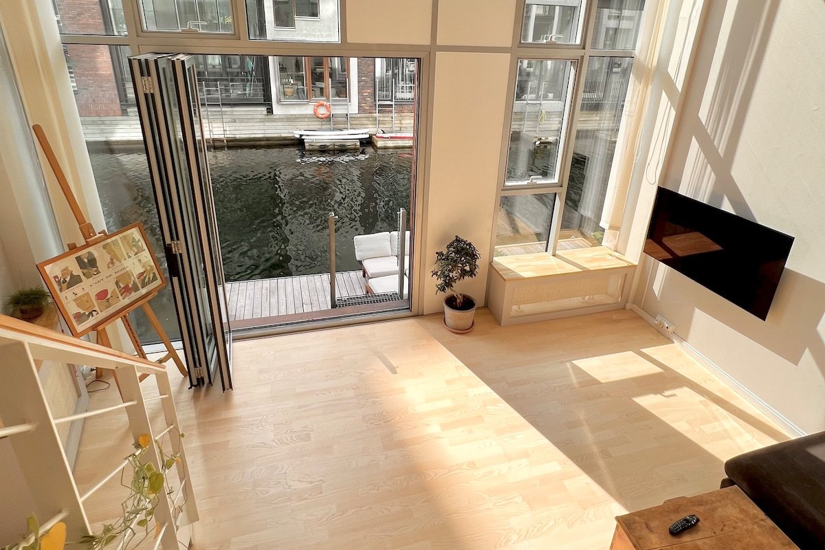 Luxury Canalhouse with Floating Terrace & Parking gallery image 3