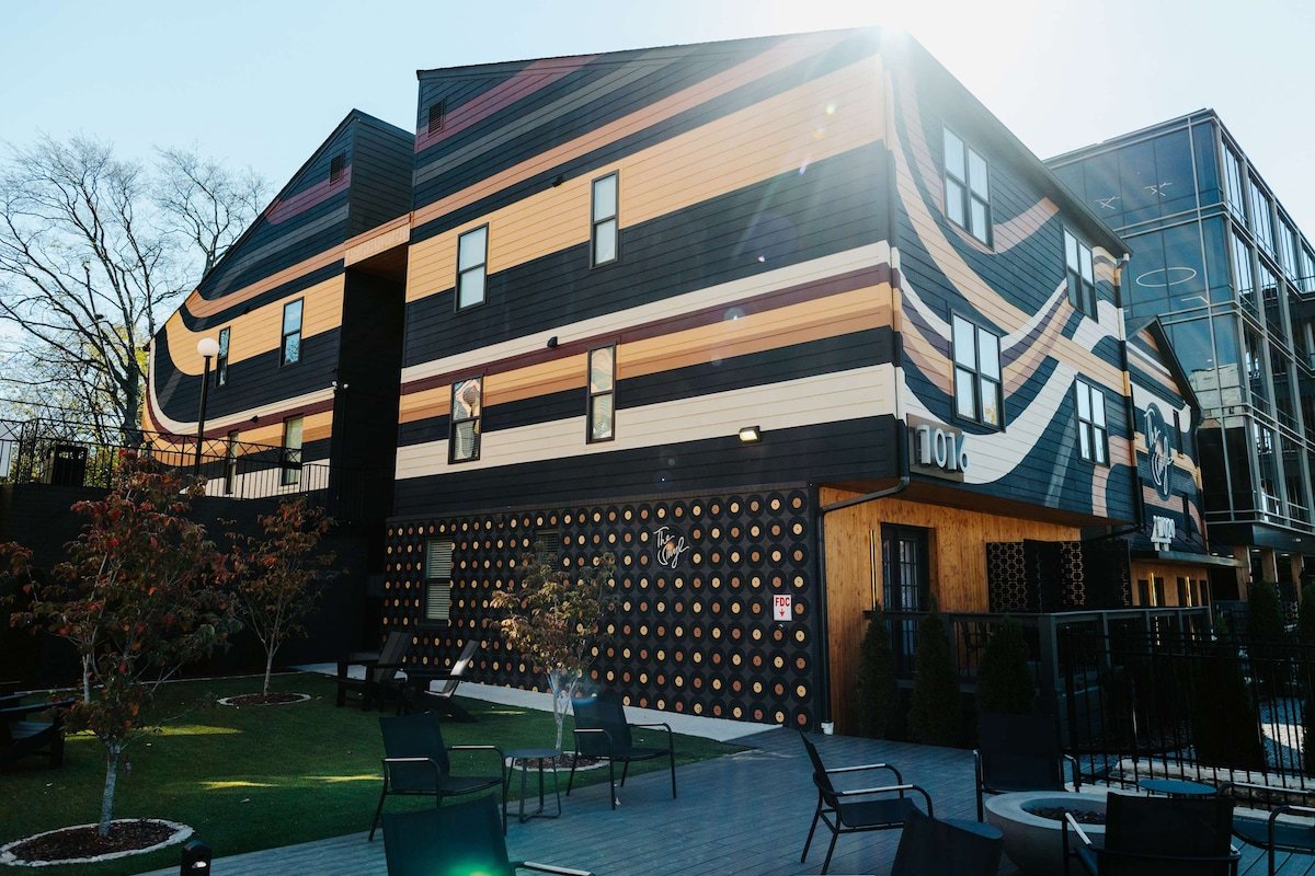 Entire Top Floor of Suites of the Vinyl Sleeps 16 gallery image 3