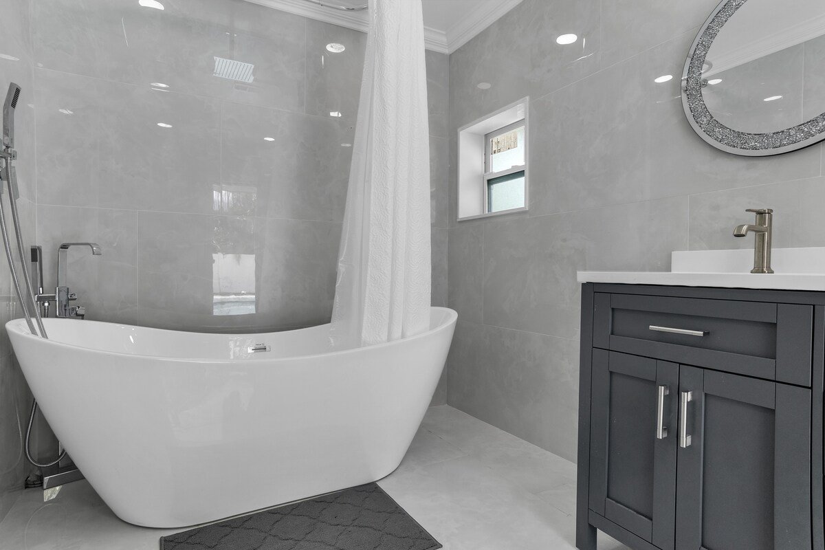 New modern 4 Bedroom+Office,Pool, bbq, game room gallery image 3