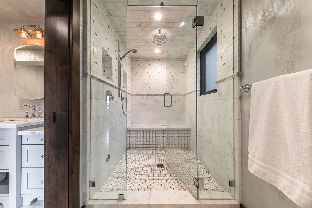 Aqua Vista Lakefront Estate – 6BR w Buoy & Pier gallery image 3