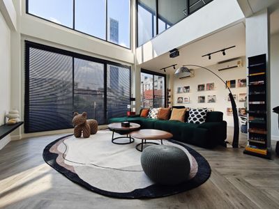 Modern 4-Story Villa: 110″ Projector & Free WiFi