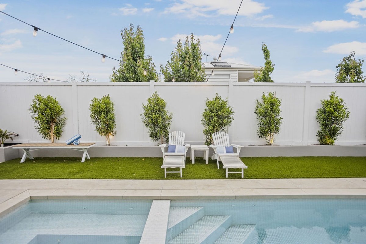 Hamptons in Torquay – 5 bath, Pool, Spa & Theatre! gallery image 4