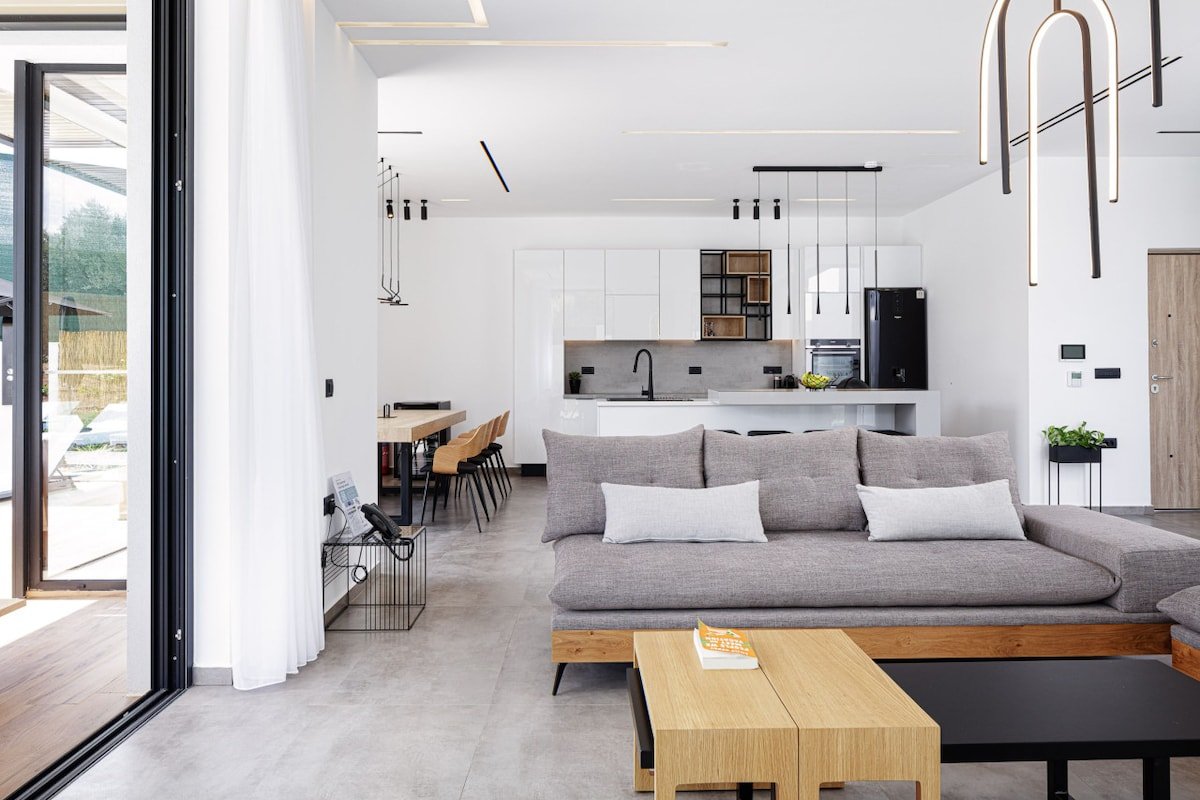 Luxury ensuite villa in Pigi, steps to amenities! gallery image 5