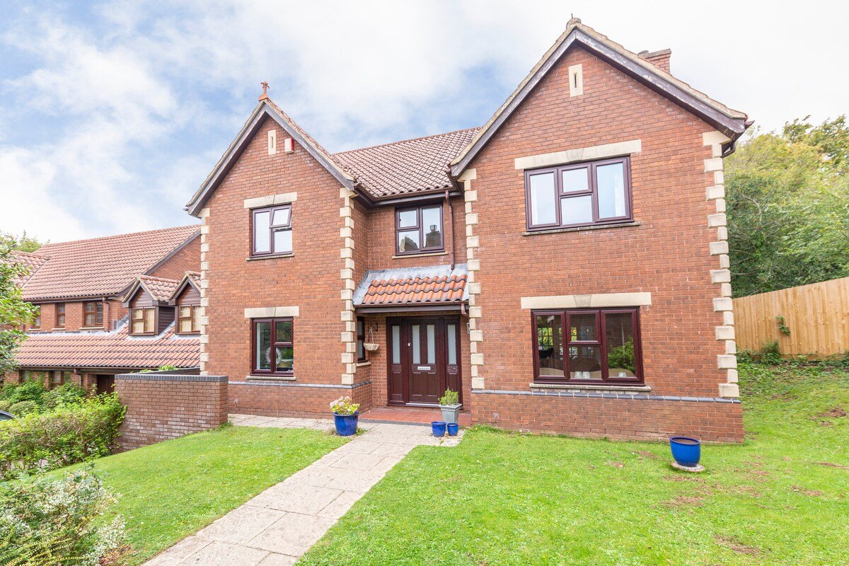 Luxurious Modern Quality House – 10 mins from City gallery image 3