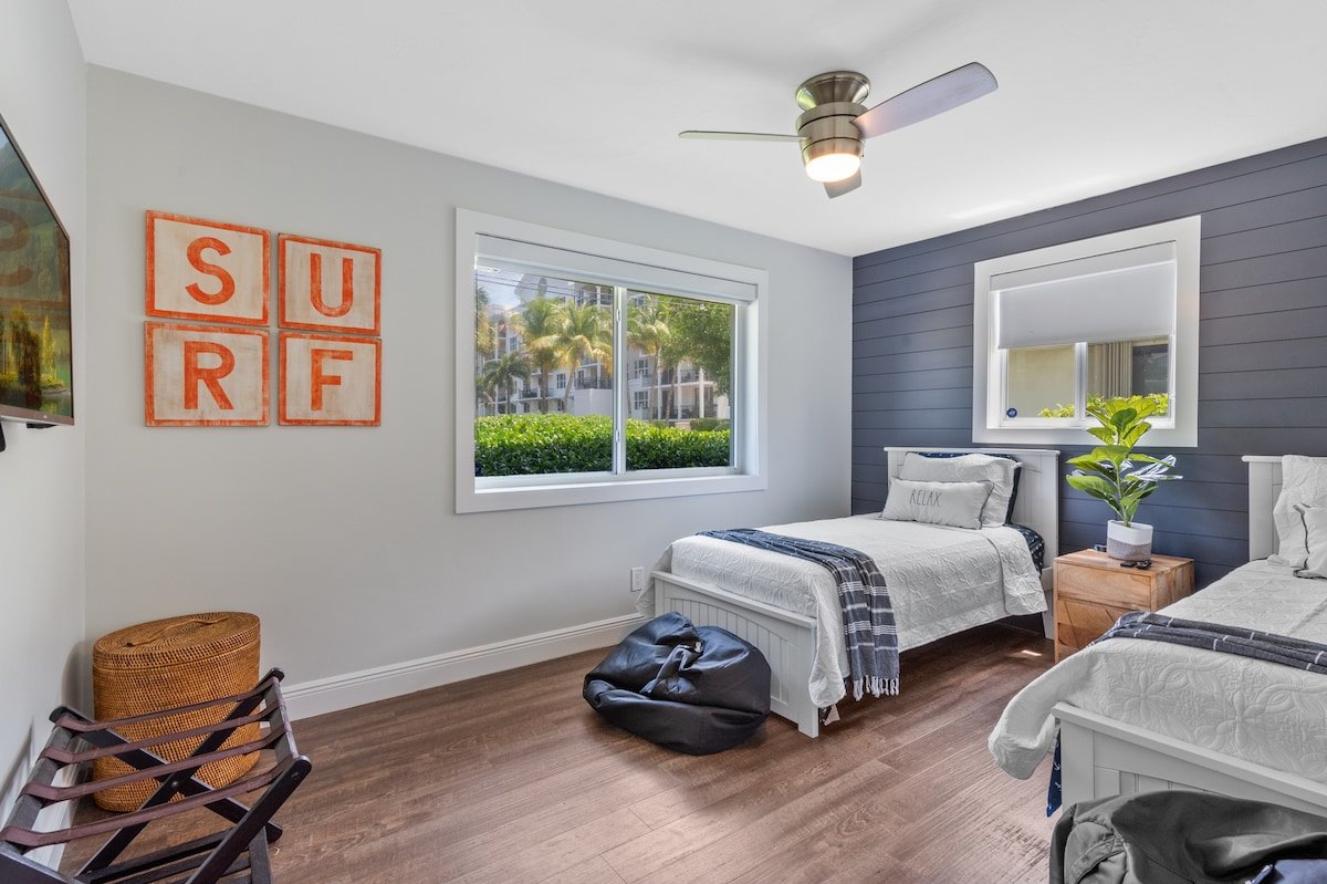 2 blocks to the beach*Pool*Ocean Access*Dock*Grill gallery image 5