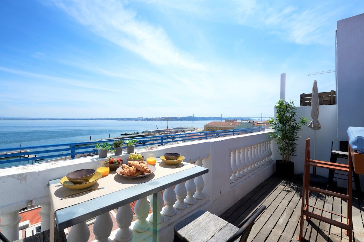 Fantastic penthouse w/ terrace & top 180ºRiverview gallery image 2