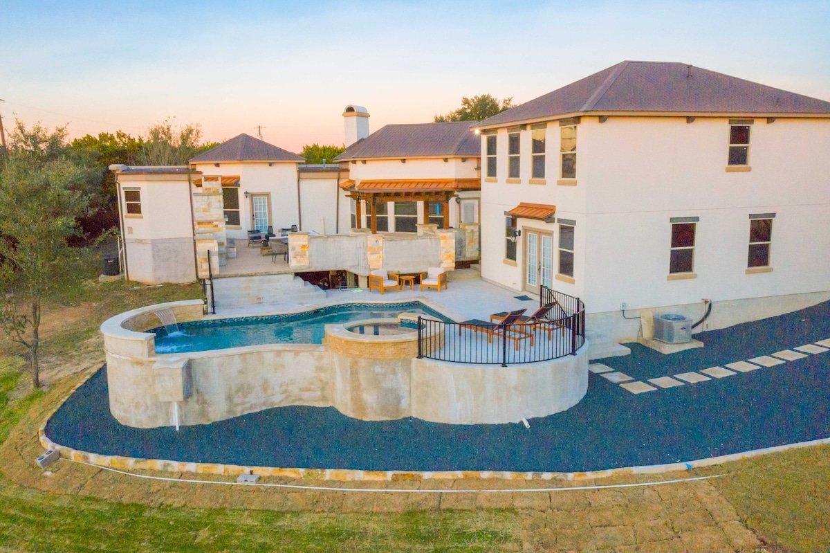 7 Bedroom | Sleep 26 | Pool | Hot Tub | Pool Table gallery image 2