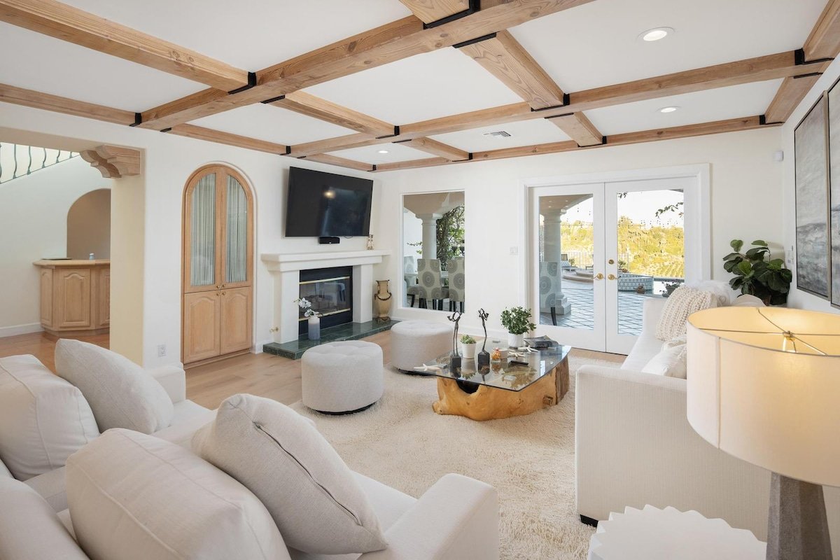 Upscale Bel Air Stay w/ City, Canyon & Ocean Views gallery image 4