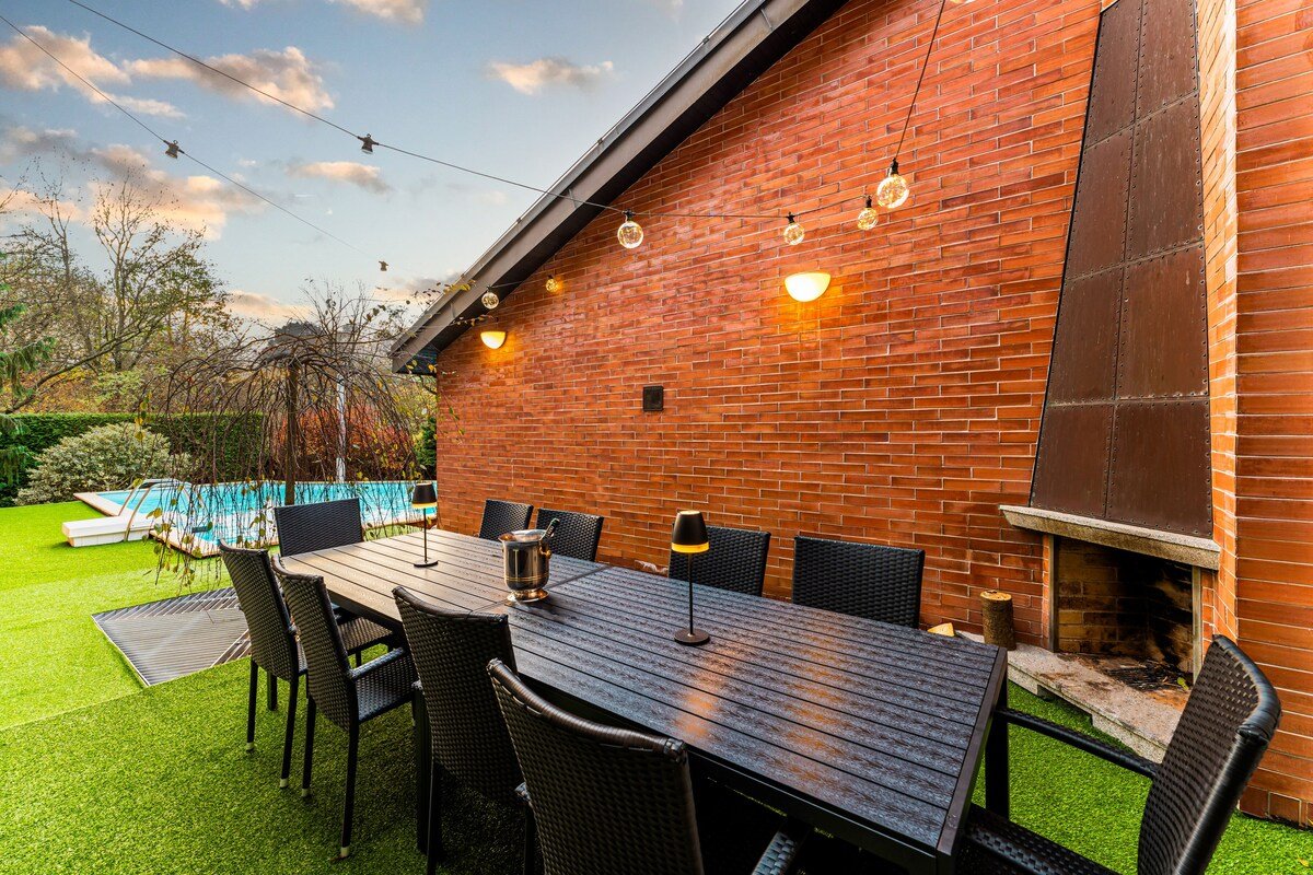 Amazing villa pool sauna hot tube & free parking gallery image 4