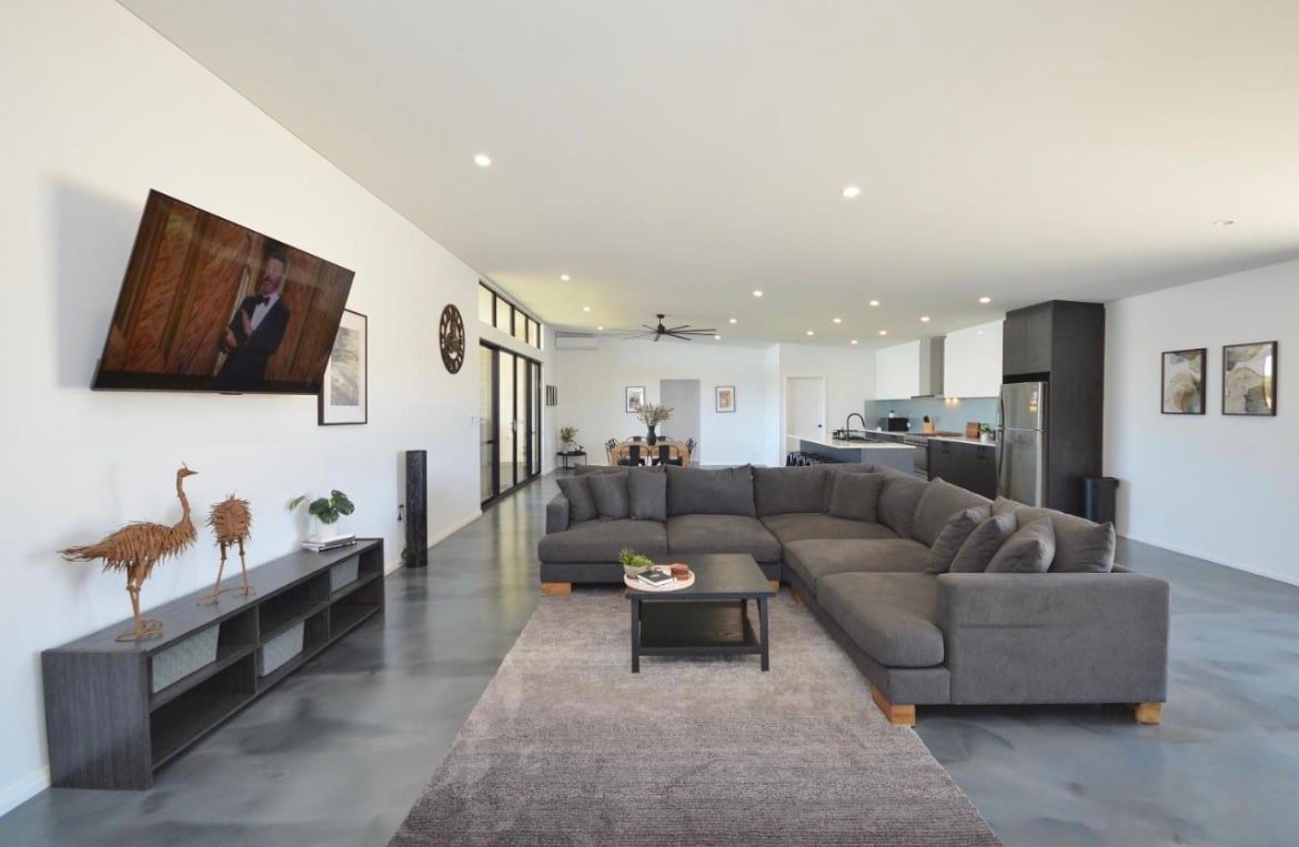 Off The Hook. Large Spacious House on Acherage gallery image 3