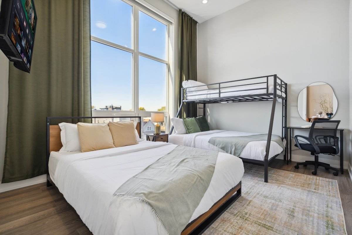 Penthouse•Skyline Views •10 min Downtown Sleeps 15 gallery image 5