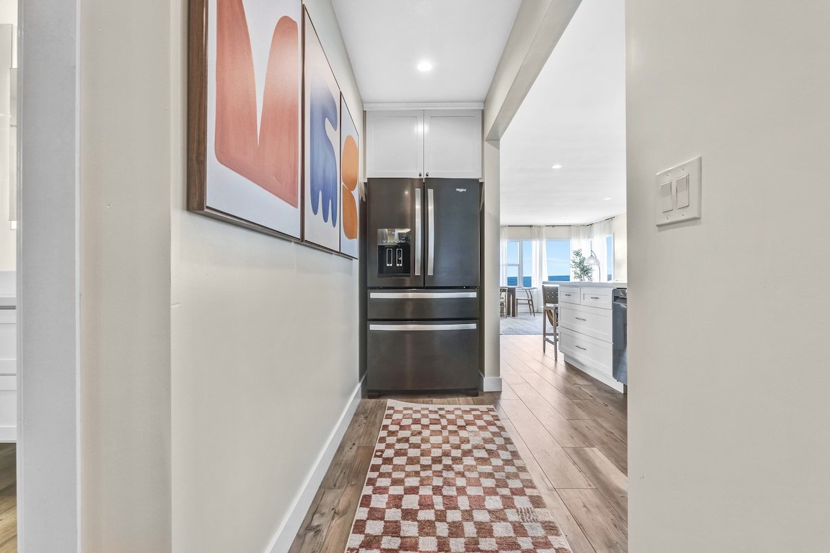 BEACH-FRONT | OCEAN VIEWS | LUXE Spacious 2-BED gallery image 5