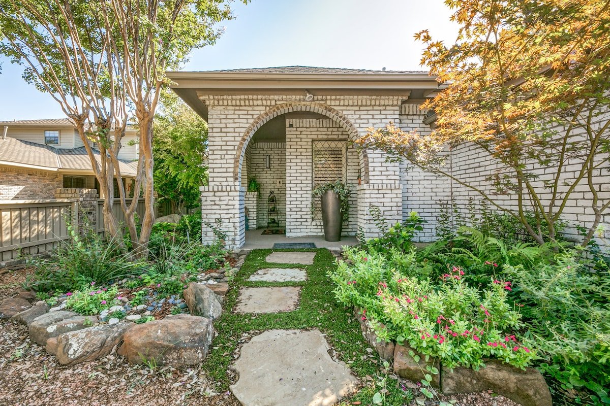 An upscale property in a prestigious neighborhood. gallery image 3