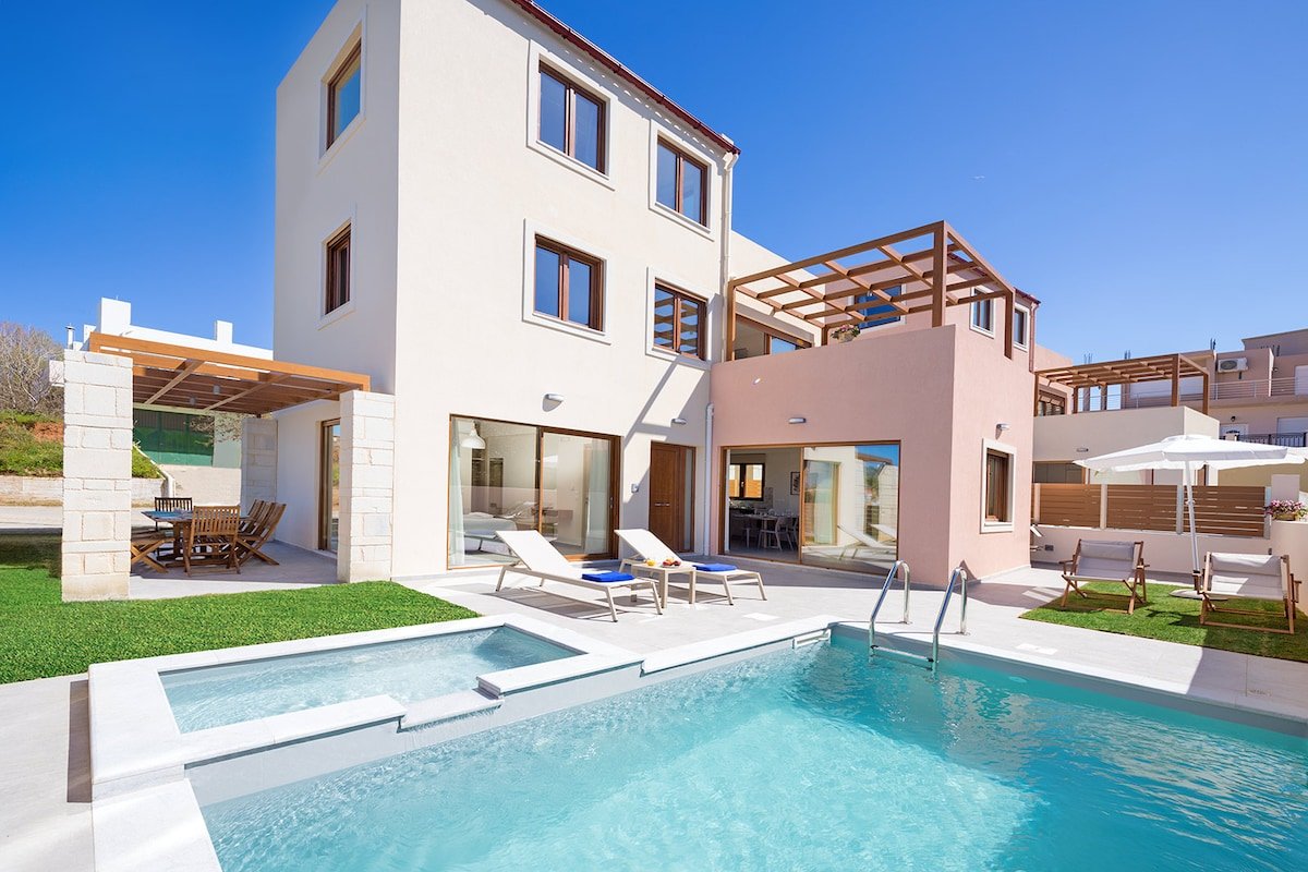 Urban Villa II, 8 BD, 10 BA, 300m from sandy beach gallery image 2