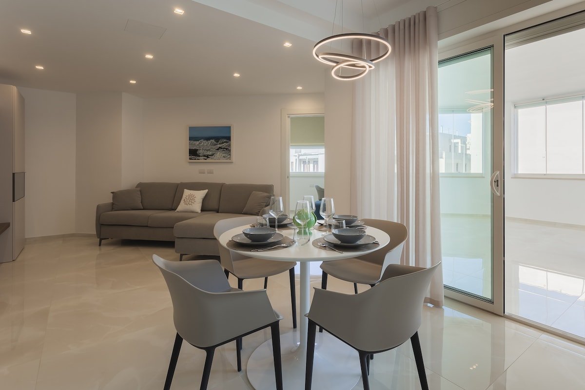 Palazzo Lux Stays Sleeps 10 – gym, beach, centre gallery image 4