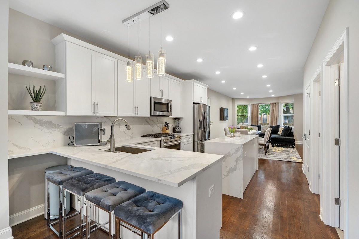 Gorgeous 5 BDR/ 4BA in Logan Square w/Parking! gallery image 5