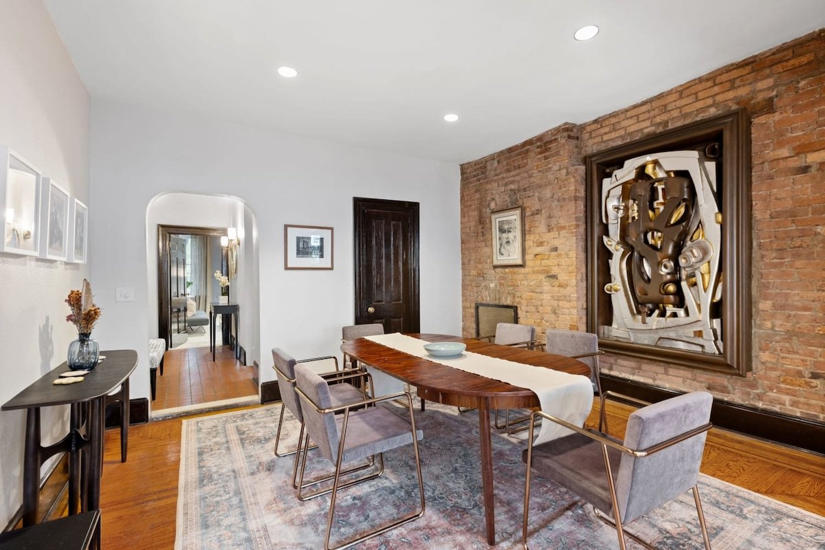 Rove Travel | Garden Place II | 4BR Historic Apt gallery image 3