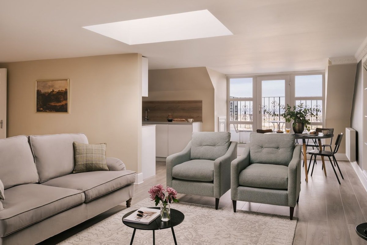 Sonder Royal Garden | 2BR Apartment w/ Balcony gallery image 2