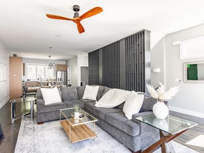 2 Downtown homes *23 beds* 6 min to Broadway