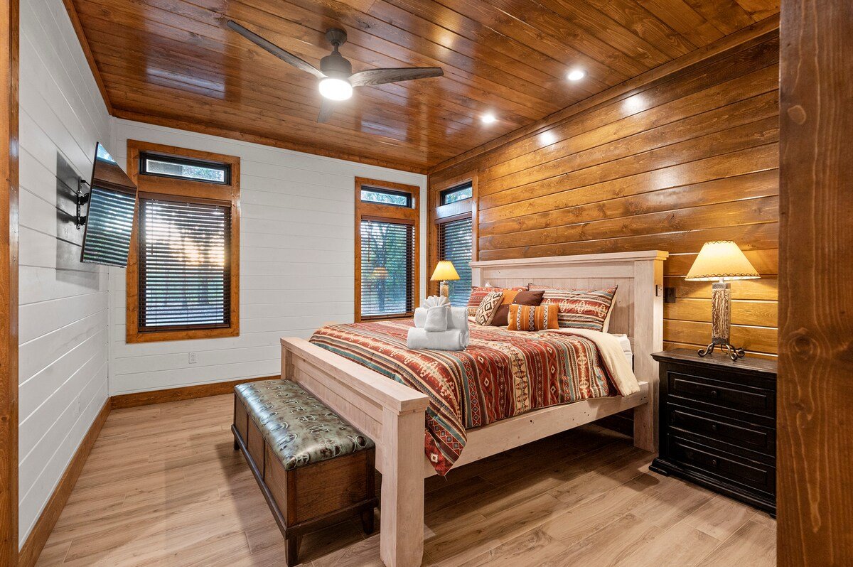 Private Mountain-View Cabin w/ Pool & Hot Tub gallery image 3