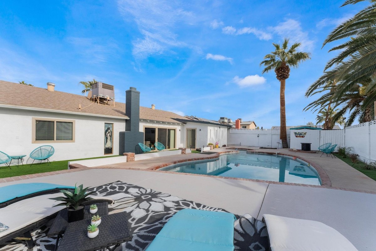 Midcentury Modern *Monthly* Las Vegas Pool Home gallery image 3