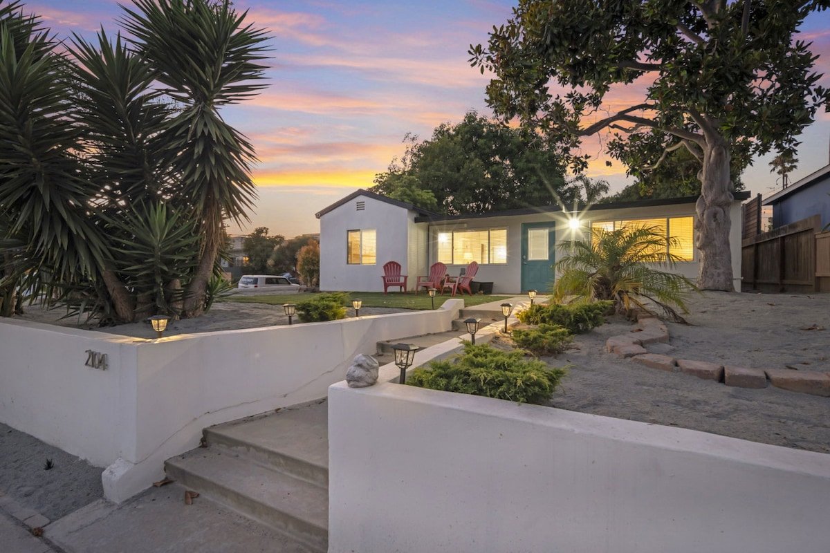 PB Villa- Fire Pit, Big Yard, Mins from the beach gallery image 3