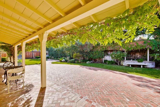 Gorgeous Ranch Home on a 14000 Sq. Ft. Garden Lot! gallery image 5