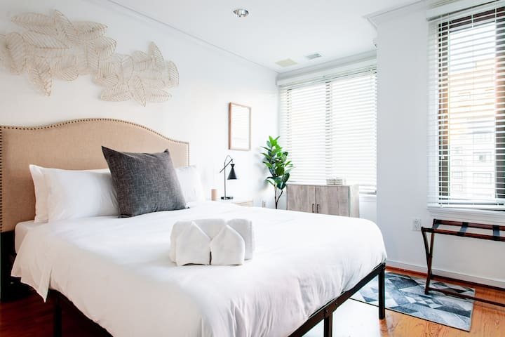 Understated, Elegant and IDEAL! / Downtown Designe gallery image 2