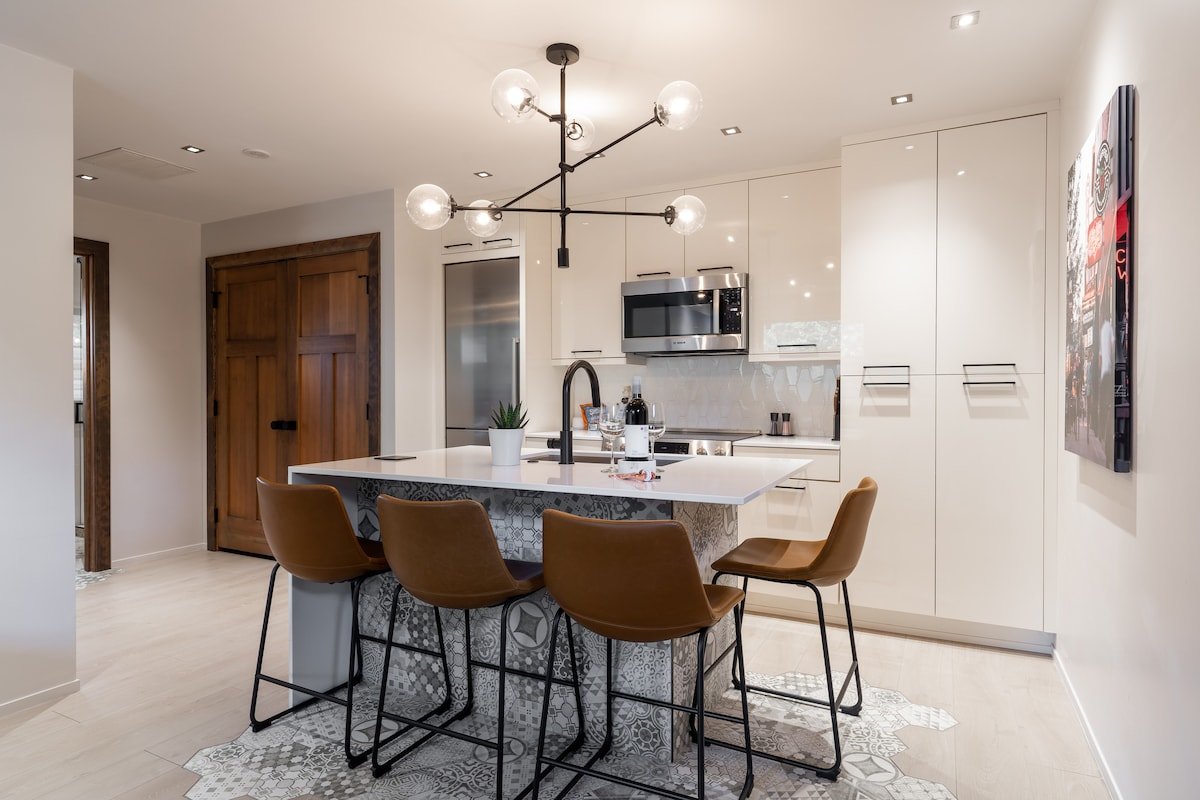 *Downtown + Privacy * ~ 2 Separate Flats Included! gallery image 4