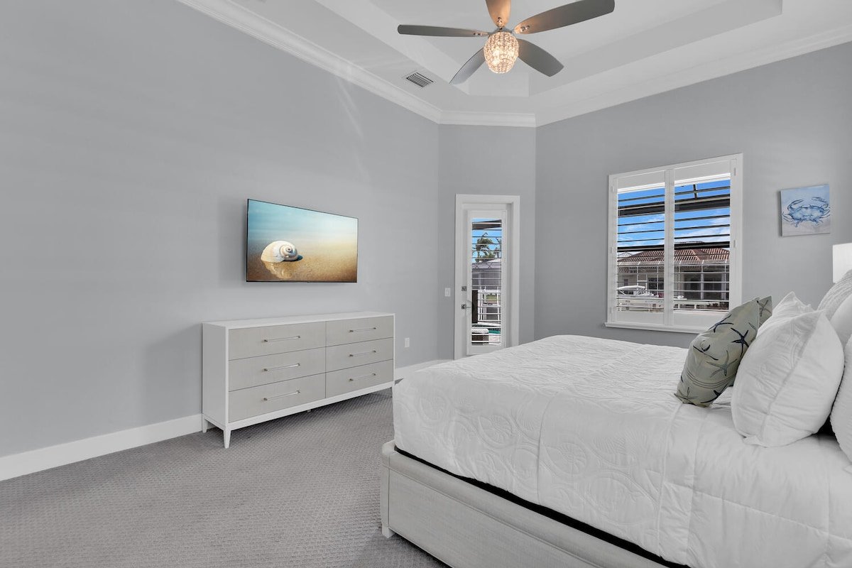 Begonia Bay | Luxe Waterfront • Pool • Hot Tub gallery image 3