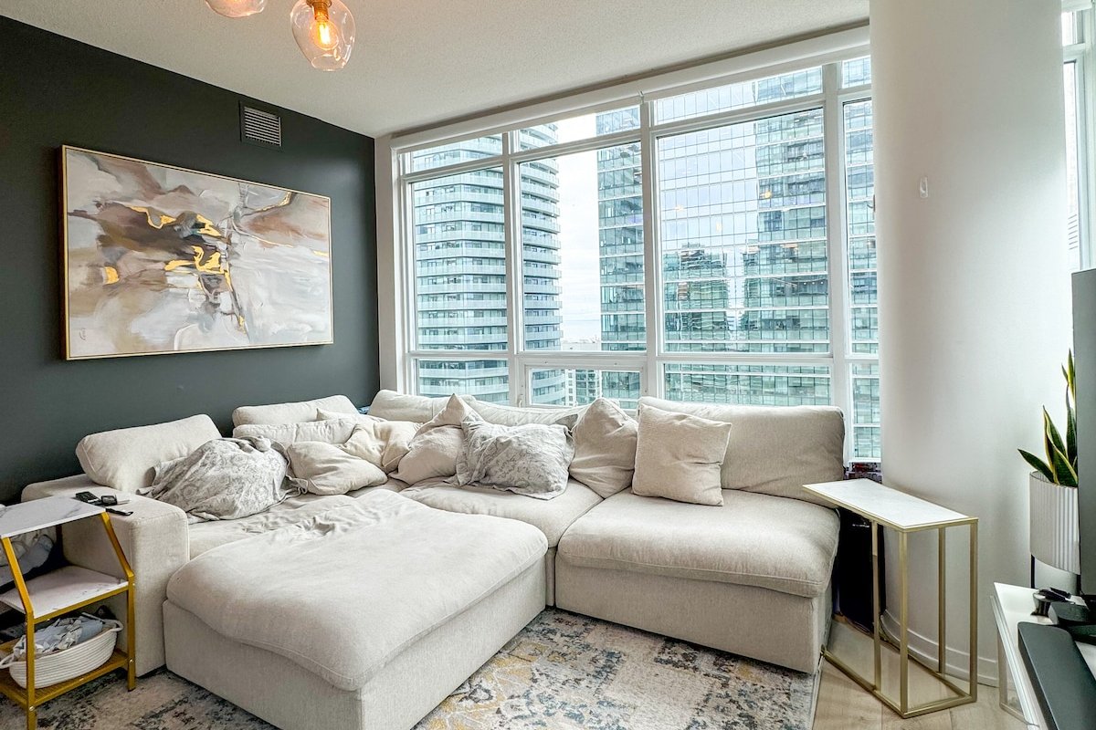 Luxury Corner Unit | Prime Location | Free Parking gallery image 5