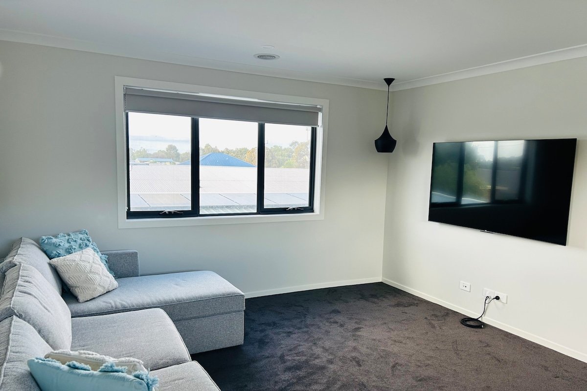 Modern home, walk to beach/shops gallery image 5